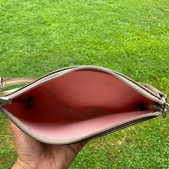 MCM Pochette w/wrist strap - Picture 7 of 11